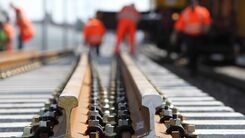 Arbeiter auf Bahngleisen