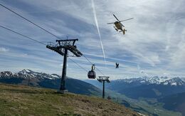 Hubschrauber-Übung mit Rettung mittels Taubergung bei einer Seilbahn.