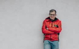 Helikopterpilot Robert Schornsteiner mit roter Jacke.