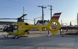 Notarzthubschrauber Christophorus 18 der ÖAMTC-Flugrettung im Einsatz am Bahnhof Neusiedl.