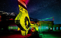 Christophorus 1-Notarzthubschrauber steht vor dem Hangar am Stützpunkt in der Nacht.