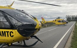 Zwei gelbe Notarzthubschrauber, die auf einer Straße gelandet sind