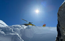 Hubschrauber Christophorus 5 am Piz Val Gronda im Schnee.