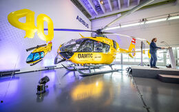 In der Bildmitte sieht man den 40. Hubschrauber vom Typ Airbus Helicopters H135, der in Donauwörth von der ÖAMTC-Flugrettung übernommen wird. Rechts im Bild am Rednerpult Marco Trefanitz, Geschäftsführer der ÖAMTC-Flugrettung.