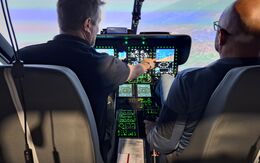 ÖAMTC Hubschrauber-Piloten üben im Flugsimulator.