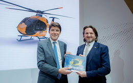 Präsentation des Hubschraubers H140 von Airbus Helicopters auf der Messe Verticon von Bruno Evan ( CEO Airbus Helicopters) und Marco Trefanitz (CEO ÖAMTC-Flugrettung).