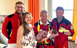 Im Bild: v. l.: Notarzt Bernhard Schnöll, Mama Verena, Flugrettungssanitäter Christian Leitner mit Hannah und ÖAMTC-Pilot Klaus Egger.