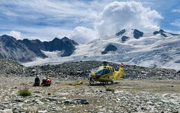ÖAMTC-Notarzthubschrauber Christophorus 5 - Einsatz auf der Wildspitze. Die Crew versorgt einen Verletzten.