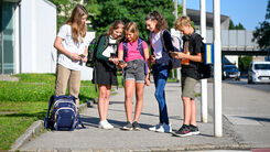 Beim Blick auf das Smartphone gerät die reale Welt in den Randbereich. Speziell Kinder unterschätzen aufgrund ihres Alters und der mangelnden Erfahrung die Risiken, denen sie sich dabei aussetzen.