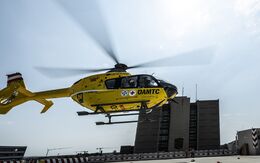 Christophorus-Notarzthubschrauber 33 im Anflug auf einen Dachlandeplatz.