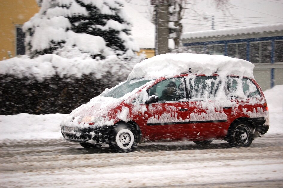 Winter im Straßenverkehr. Ein Auto voll Schnee und Eis