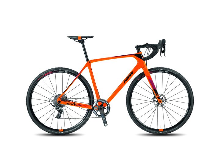 KTM Cyclocross-Bike mit orangem Rahmen - Rennrad für Gelände und Offroad, isoliert auf weißem Hintergrund.