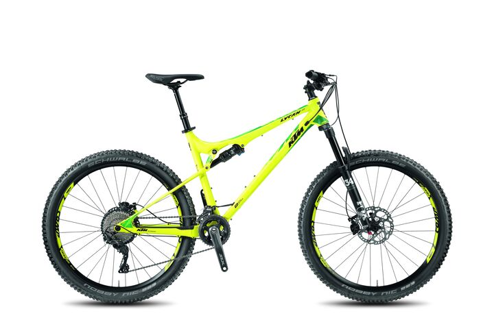 KTM Fully Mountainbike mit gelbem Rahmen, isoliert auf weißem Hintergrund.