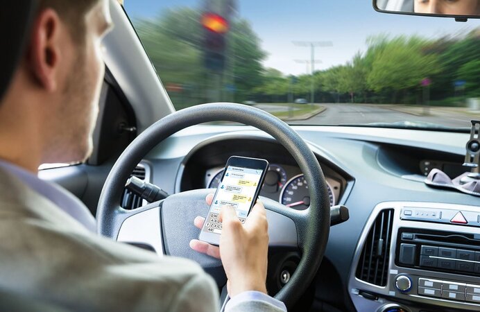 Handy-Verbot beim Autofahren - rechtliche Folgen