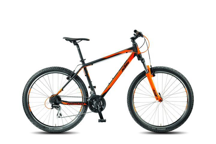 KTM Hardtrail-Mountainbike mit orangem Rahmen, isoliert auf weißen Hintergrund.
