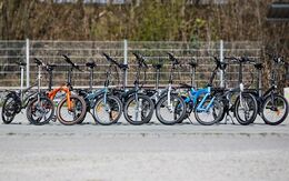 Die acht getesteten Klappräder präsentieren sich