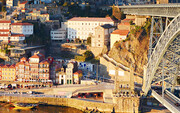 Altstadt von Porto mit der Dom Luis Brücke iStock.com / joyt