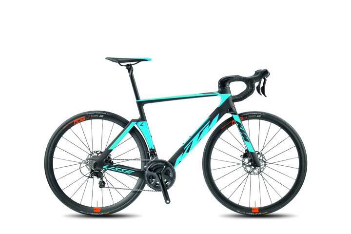 KTM Rennrad schwarz-türkis, isoliert auf weißem Hintergrund.