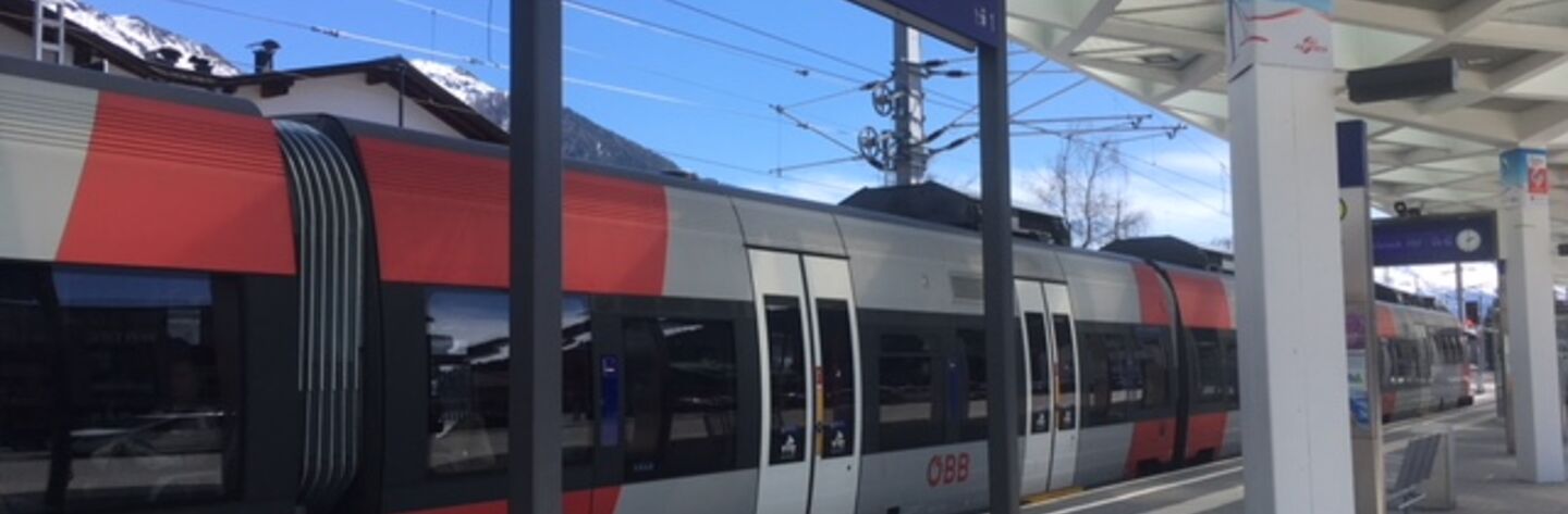 Bahsteig Bahnhof Seefeld in Tirol mit S-Bahn-Garnitur