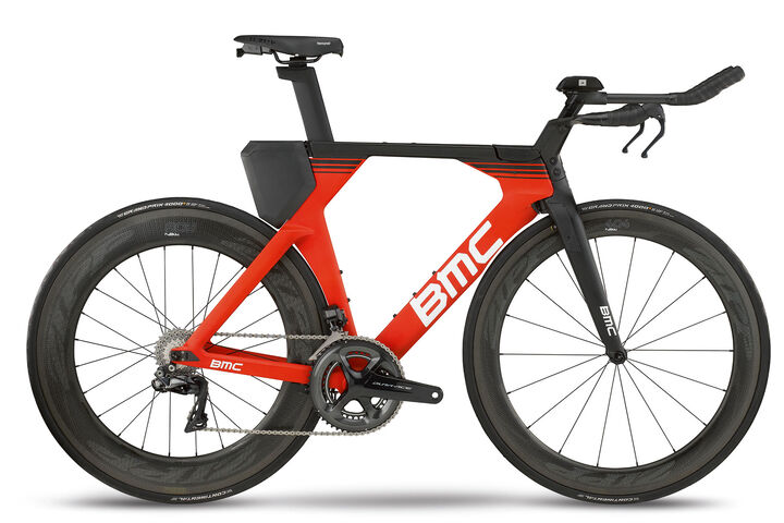 BMC Timemachine Triathlon Bike mit orangem Rahmen, isoliert auf weißem Hintergrund.