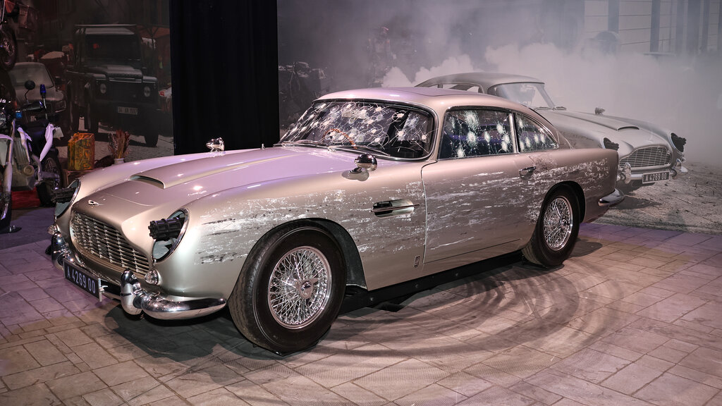 Der Aston Martin DB5 auf einer Drehplattform.