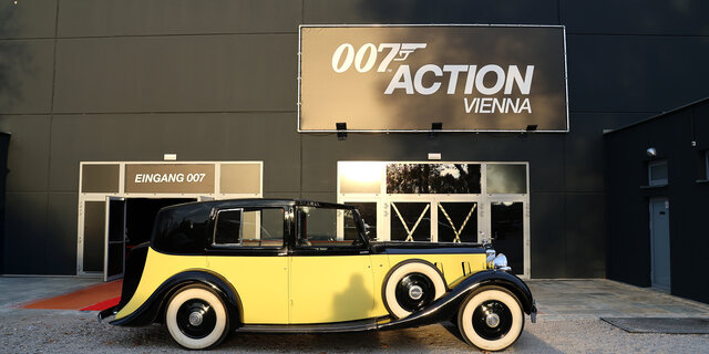 Rolls Royce Phantom III in gelb vor dem Eingang der 007 Action Vienna Ausstellung.