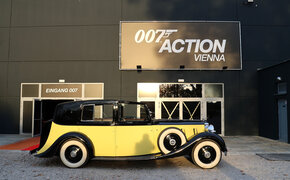 Rolls Royce Phantom III in gelb vor dem Eingang der 007 Action Vienna Ausstellung.