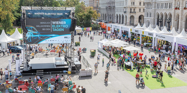 Ein Panoramabild der Wiener Elektro Tage auf dem Wiener Rathausplatz