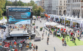 Ein Panoramabild der Wiener Elektro Tage auf dem Wiener Rathausplatz