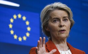 Ursula von der Leyen vor einer EU-Flagge