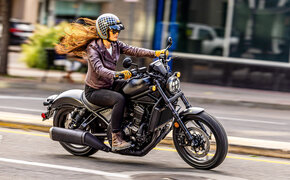 Eine Frau fährt auf einem Motorrad durch die Stadt