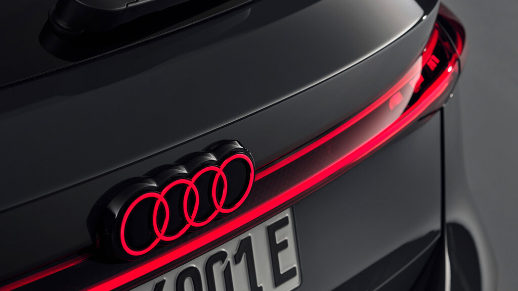 Rücklichter eines Audis mit illuminiertem Logo