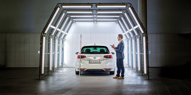 Michael Planer überprüft ein weißes Auto im Lichttunnel