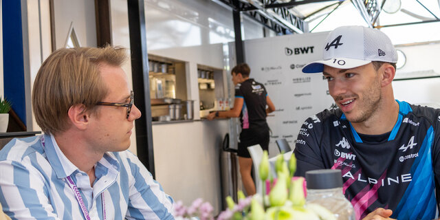 Der Formel-1-Fahrer Pierre Gasly unterhält sich mit einem Journalisten.