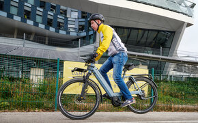 Ein Mann in gelber Jacke bei einer Vollbremsung am Fahrrad