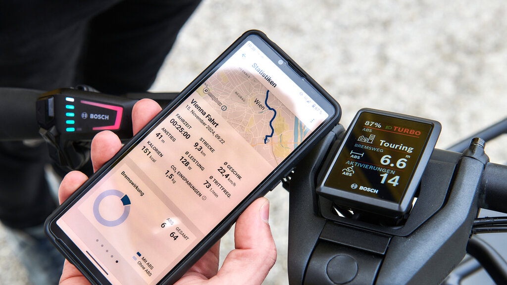 Ein Handy vor dem Lenker eines Fahrrads zeigt Statistiken zur letzten Fahrt