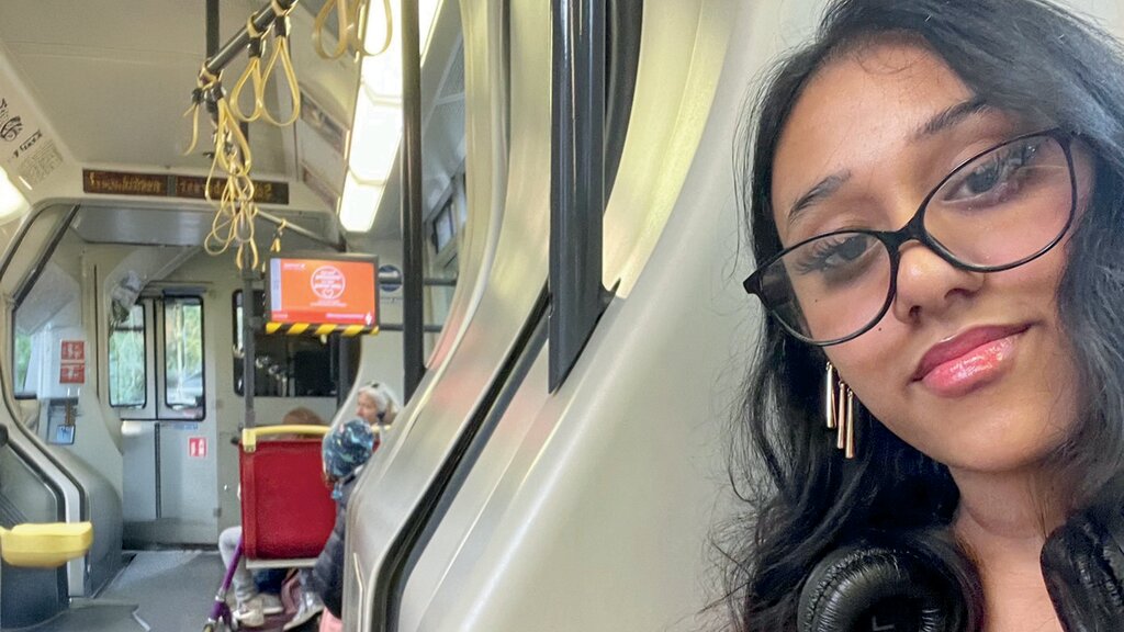 Selfie eines Mädchens mit Brille in der Straßenbahn