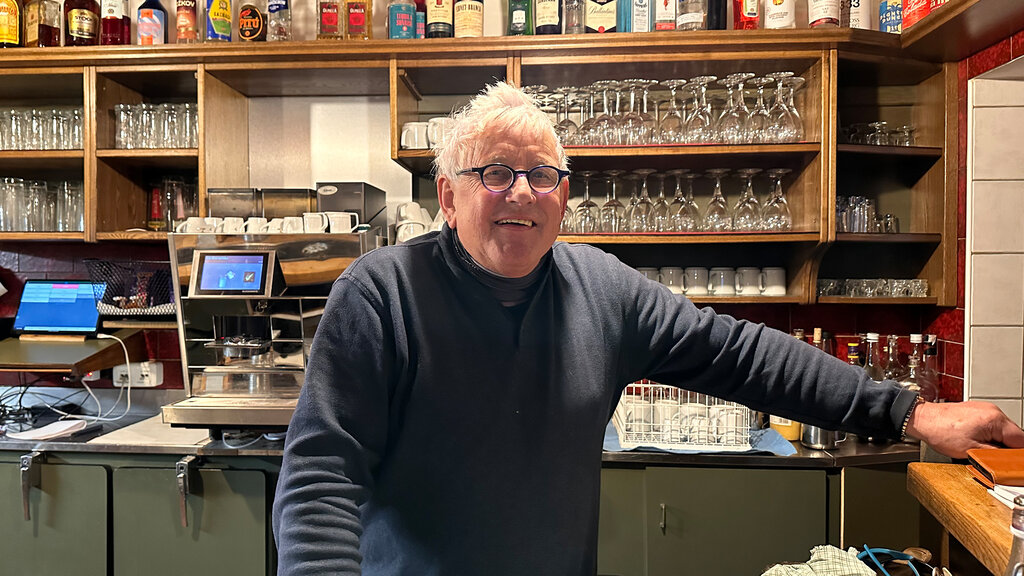 Hochberghaus-Hotelier Hermann Hüthmayr steht in der Bar in seinem Hotel. 