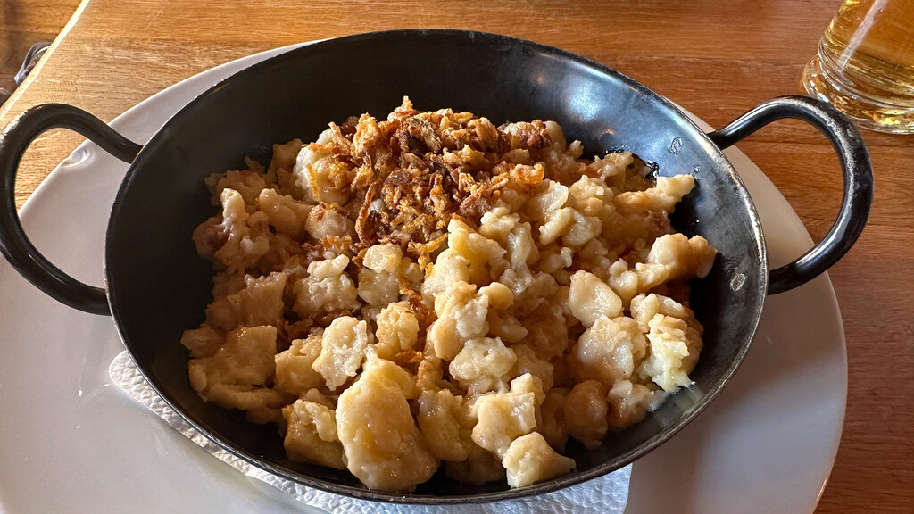 Pfanne mit Käsespätzle.