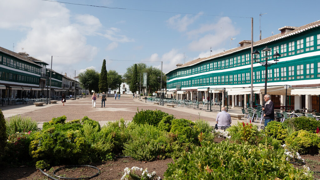 Hauptplatz von Almagro mit grüner Fassade