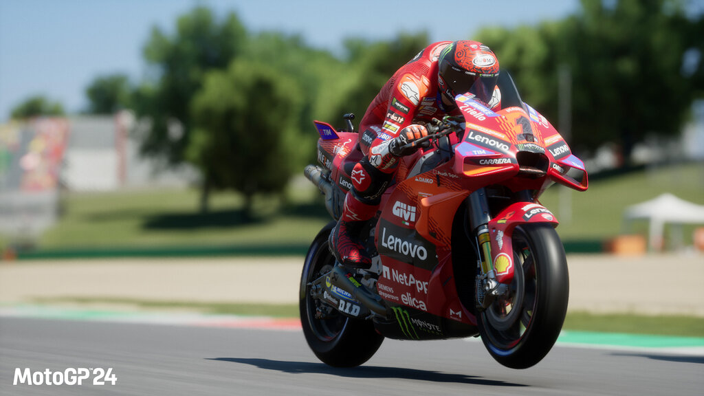 Screenshot aus Moto GP 24. Fahrer in rotem Anzug auf rotem Motorrad fährt.