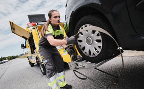 Pannenfahrerin Leonie lädt ein kaputtes Fahrzeug auf ihr Abschleppauto.