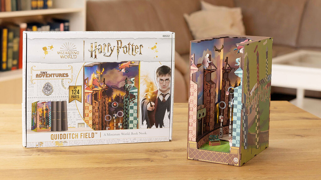 Produktbild von einem Harry Potter Book Nook der Firma Revell. Motiv Quidditch Feld.