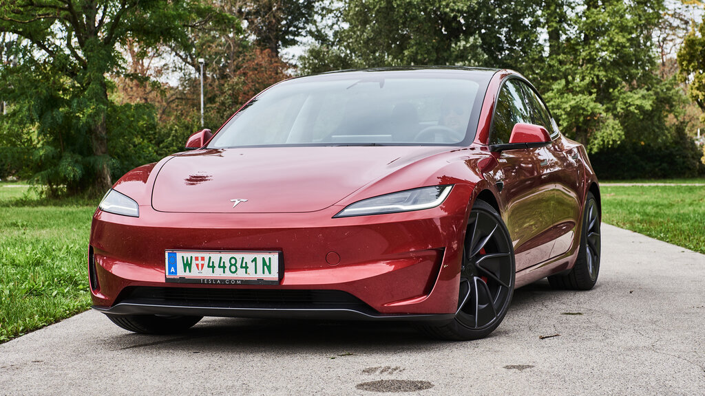 Ein rotes Auto steht in einem Park