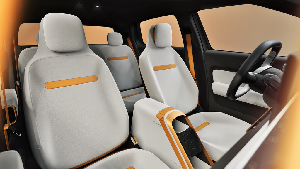 Ein Autointerieur mit hellen Sitzen und orangen Details