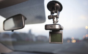 Dashcams im Auto Videokamera iStockphoto