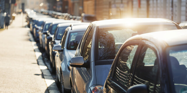 Viele Autos parken auf der Straße in einer Stadt