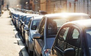 Viele Autos parken auf der Straße in einer Stadt