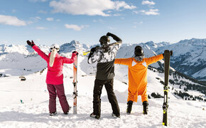 Eine dreiköpfige Familie auf der Skipiste.