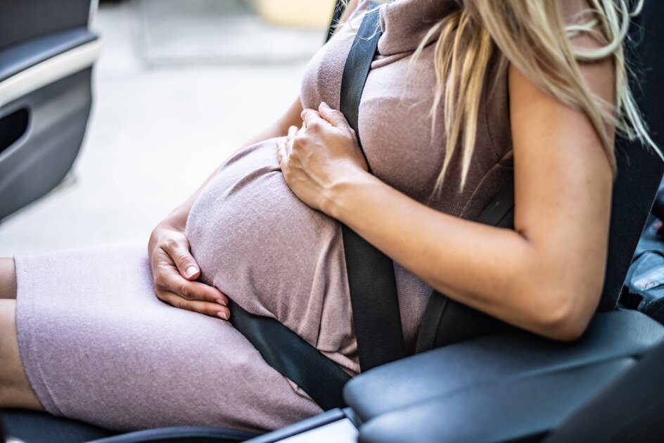 Autofahren in der Schwangerschaft: Das ist beim Anschnallen zu